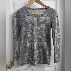Daisy Fuentes Artistic Gray and Blue Long Sleeve Top
